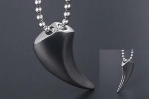 Vue détaillée du pendentif dent de loup en acier titane mat avec chaîne à boules classique