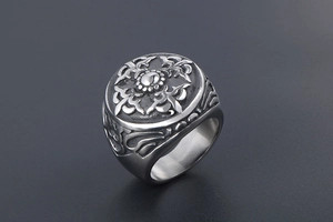 Gros plan sur une bague de style hip-hop vintage avec motif gravé et finition mate