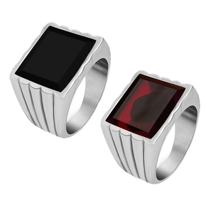 Anelli vintage in acciaio al titanio con onice nera e granato rosso su sfondo bianco