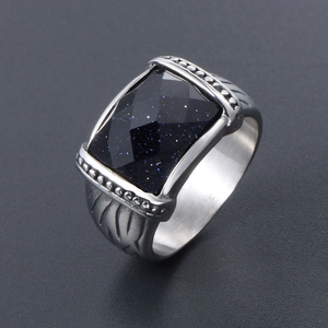 Bague pour homme en titane poli avec incrustation de grès bleu facetté et textures rétro