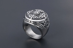 Gros plan sur une bague vintage en acier inoxydable avec gravures détaillées en relief