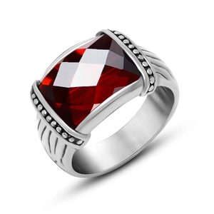 Bague en acier inoxydable argenté avec une grande pierre rouge carrée et métal brossé