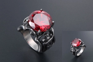 Détail d'une bague gothique en acier avec rubis rond et gravures de chien
