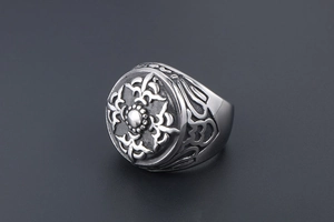 Vue macro d'une bague chevalière vintage en acier inoxydable avec gravure gothique