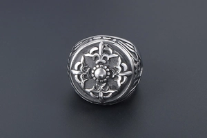 Gros plan d'une bague chevalière en acier inoxydable vintage avec motif croix gravé