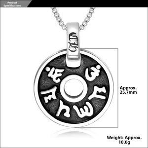 Détail du pendentif mantra en acier inoxydable de 25,7 mm avec sa chaîne à mailles