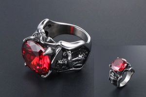 Détails de la bague gothique en acier titane avec rubis rouge et motifs en relief