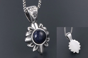 Détail du pendentif fleur en grès bleu vintage avec bélière couronne gravée sur chaîne