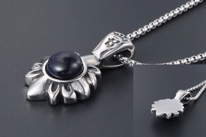 Vue détaillée d'un pendentif soleil avec pierre bleue et dos en acier poli brillant