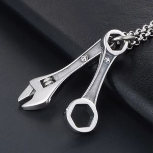 Collier punk hip-hop pour homme avec pendentif clé à molette argentée en acier titane