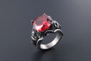 Détail macro d'une bague gothique vintage en argent avec un grand rubis rouge ovale