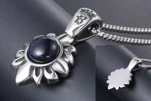 Détails macro du pendentif en pierre bleue étoilée avec couronne et gravure de la lettre B