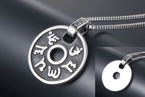 Vue rapprochée du pendentif rond en acier titane avec gravure sanskrite et chaîne box