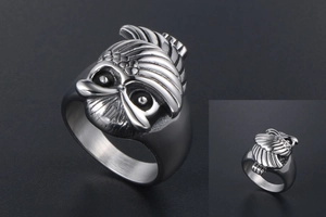 Vue détaillée d'une bague vintage en acier titane avec gravures de plumes ciselées