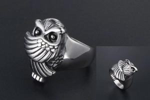 Vue détaillée d'une bague hibou vintage avec motifs de plumes et finition en acier gris-argent