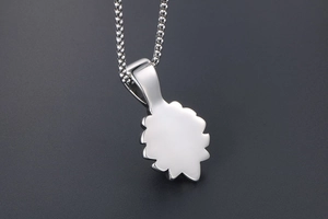 Pendentif floral en acier titane poli avec dos lisse et chaîne à perles raffinée