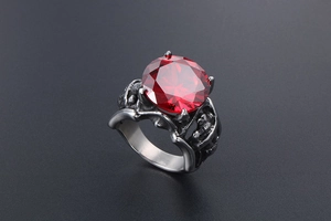 Gros plan d'une bague gothique pour homme avec zircon rouge et finition argent vieilli
