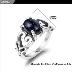 Dettaglio anello in acciaio al titanio con pietra blu da 9,8 mm e design a cuore cavo