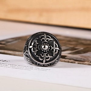 Bague vintage en acier inoxydable oxydé avec motif croix en relief pour homme style hip-hop