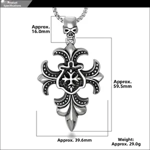 Vue détaillée du pendentif croix gothique avec fleur de lys et crâne, taille 59,5x39,6mm