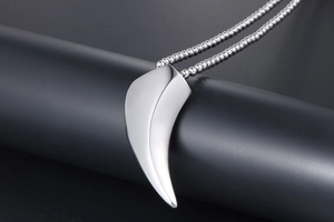 Pendentif dent de loup en argent poli sur support noir mat pour homme et femme