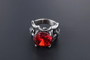 Vue macro d'un grand rubis ovale serti dans une bague gothique en acier titane