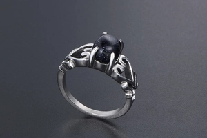 Dettaglio macro dell'anello d'argento con pietra blu e design traforato