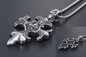 Vue détaillée du pendentif croix vintage en acier titane avec crâne et chaîne à billes