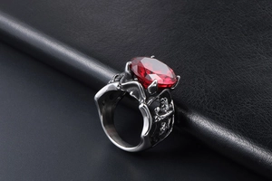 Vue détaillée d'une bague rétro en acier inoxydable sertie d'une grande pierre rouge