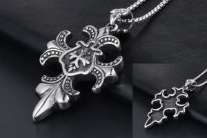 Vue détaillée du pendentif croix en acier rétro avec couronne et chaîne à maille