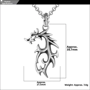 Détail d'un pendentif dragon en argent avec dimensions 38,7mm sur 21,5mm sur fond blanc