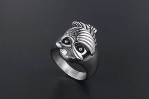 Vue détaillée de la bague crâne de hibou rétro en acier avec texture oxydée