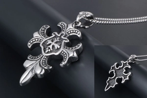 Détail macro du pendentif gothique fleur de lys et bouclier croix en acier inoxydable