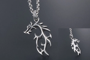Vue détaillée du pendentif dragon en acier inoxydable argenté avec design tribal évidé