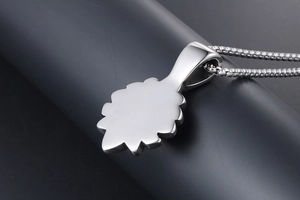 Détail du revers lisse en acier titane argenté et du maillon de chaîne du pendentif fleur