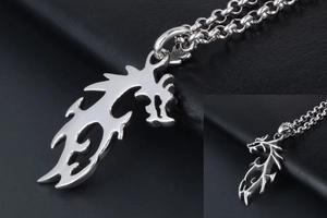 Vue détaillée du pendentif dragon en argent avec finition polie en acier titane