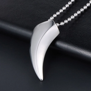 Pendentif dent de loup argenté poli avec chaîne à billes pour homme sur cuir noir