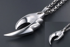Vue macro du collier en acier titane argenté avec un pendentif griffe poli brillant