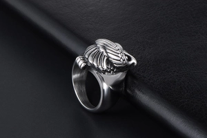 Détail d'une bague rétro en acier titane avec une tête d'aigle méticuleusement gravée