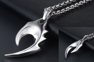 Collier avec pendentif griffe en acier titane argenté poli et chaîne épaisse sur cuir