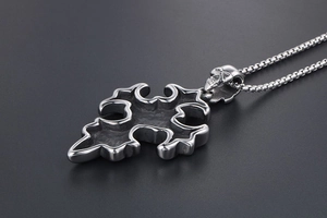 Détail macro du crâne gothique et pendentif croix en acier inoxydable argenté