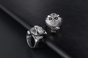 Détails macro d'une bague hibou vintage montrant les plumes ciselées et les ailes gothiques