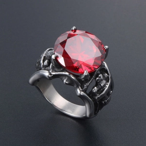 Bague gothique en acier titane avec grand rubis rouge et gravure de crâne détaillée