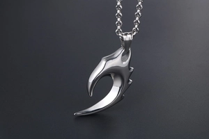 Collier avec pendentif griffe en acier inoxydable argenté poli et fini brillant