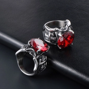 Bague punk rétro en acier titane avec rubis rouge ovale et gravures complexes de style gothique
