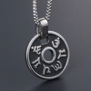 Pendentif circulaire en acier titane poli avec mantras sanskrits sur collier maille box