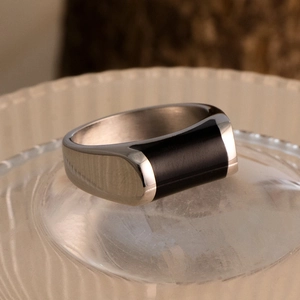 Détail d'une bague en acier inoxydable avec un insert rectangulaire en émail noir