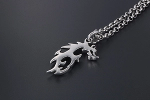 Macro d'un pendentif dragon en acier poli avec chaîne à maillons ronds en argent