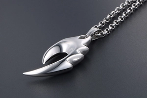Vue détaillée du pendentif griffes en acier inoxydable poli avec finition miroir argenté