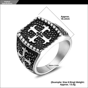 Detailrelief eines Vintage-Gothic-Kreuzrings aus robustem, poliertem Titanstahl